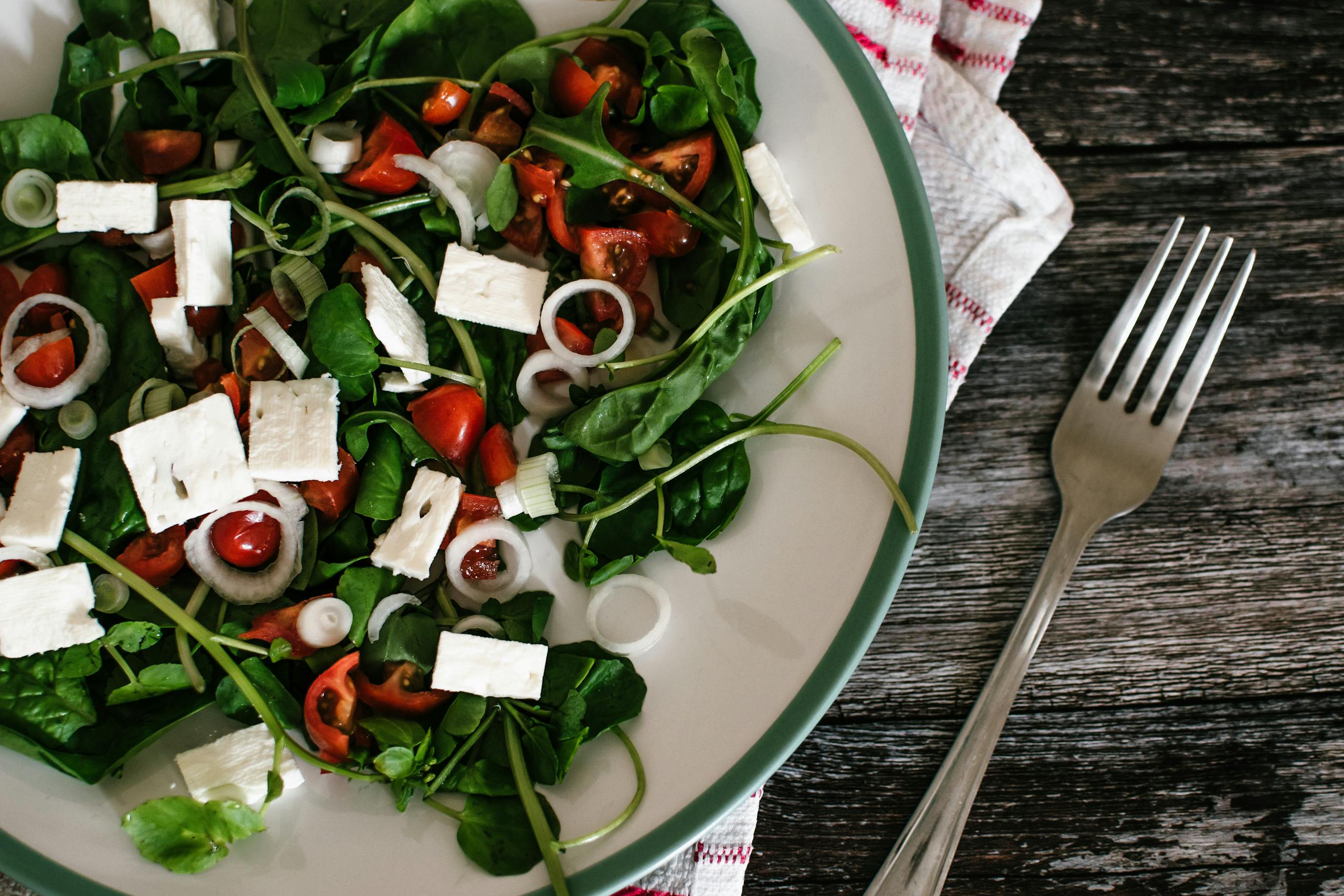 Salade detox par une naturopathe : équilibrée aux épinards, roquette, tomates cerises, feta et oignons verts – recette saine et naturelle riche en nutriments